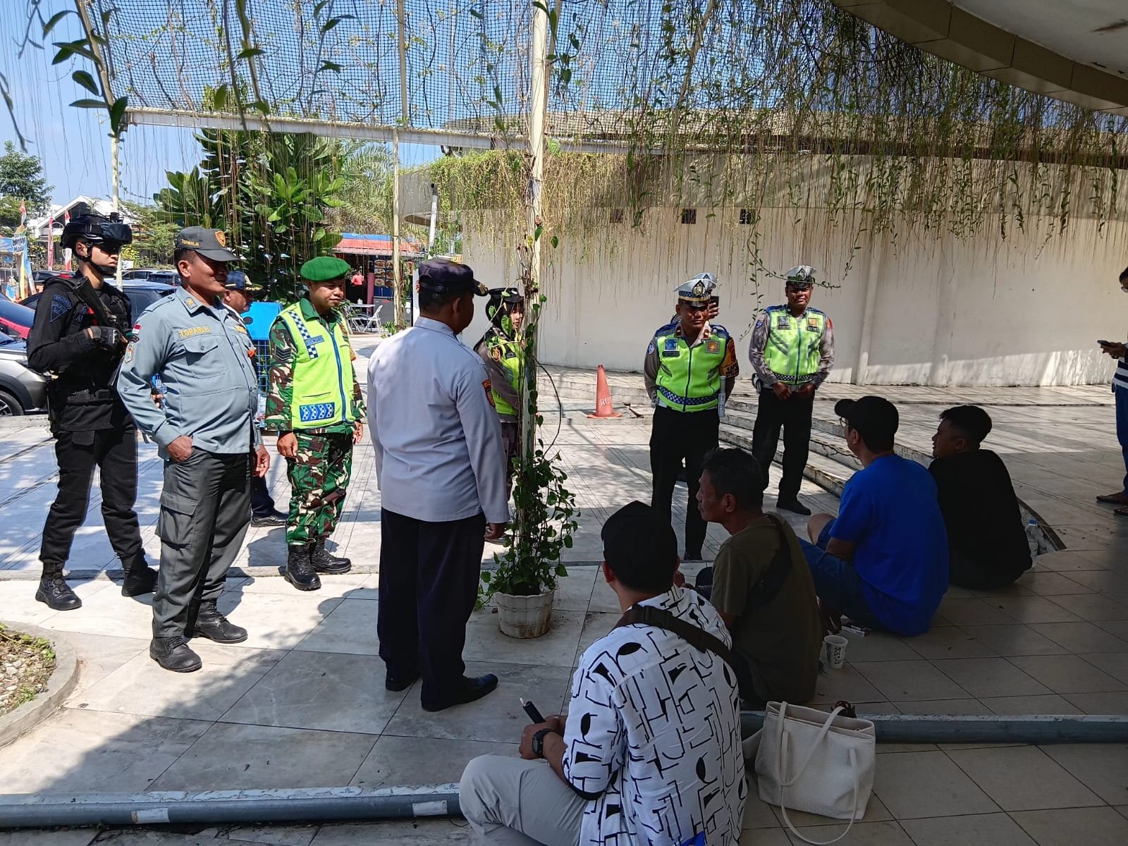 Berikan Keamanan Arus Balik Idul Fitri 1447 H Ke Masyarakat Personel Kodim 0711/Pemalang Bersama Anggota Polres Tetap Siaga di Sejumlah Titik