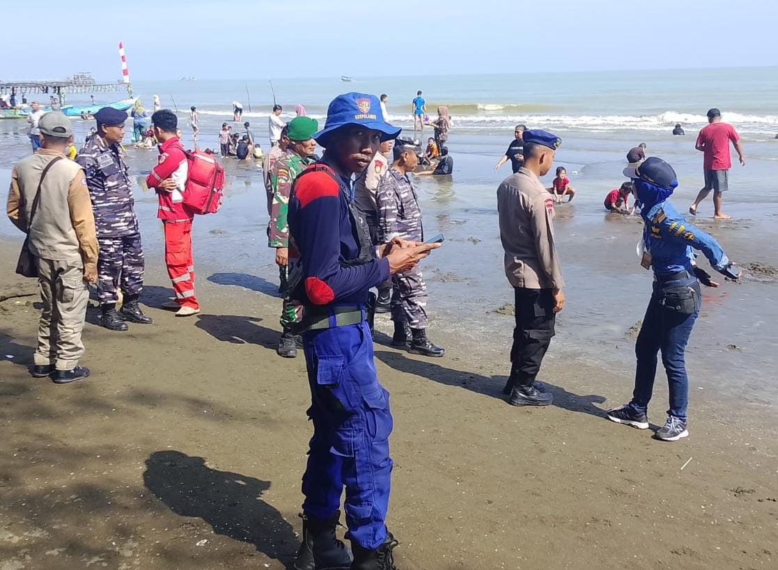 Anggota Kodim 0711/Pemalang Bersama Anggota Polres ,Satpolairud , TNI – AL Pantau Langsung Arus Balik dan Lonjakan Pengunjung di Obyek Wisata Pantai Widuri