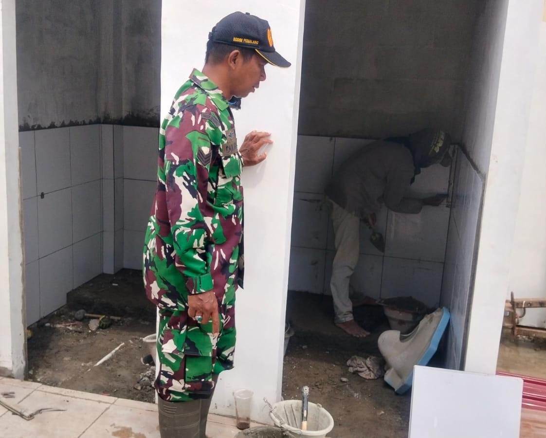 Babinsa Pelutan Pemalang Tinjau Progres KDKMP Pastikan Pembangunan Tepat Sasaran