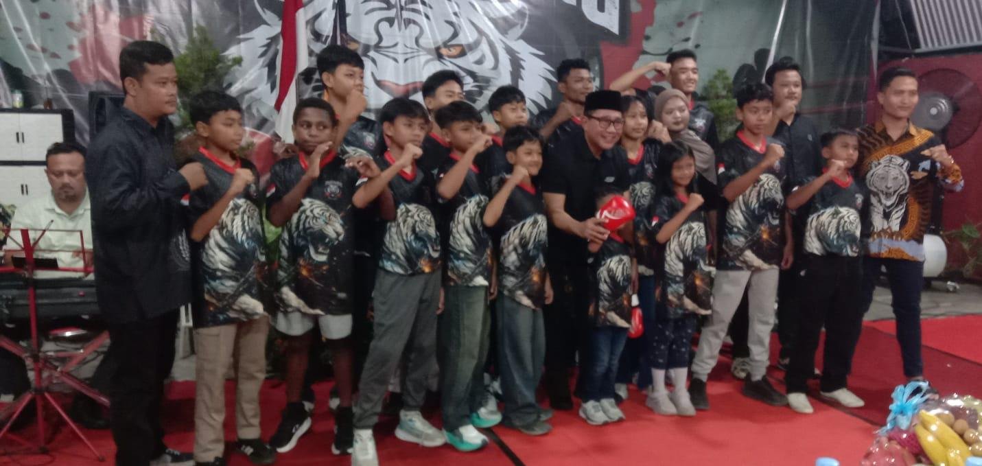 Dikukuhkan oleh Kepengurusan Singo Barong Boxing Camp Sekaligus Terjunkan 9 Atlet di Purwodadi Combat Sport,