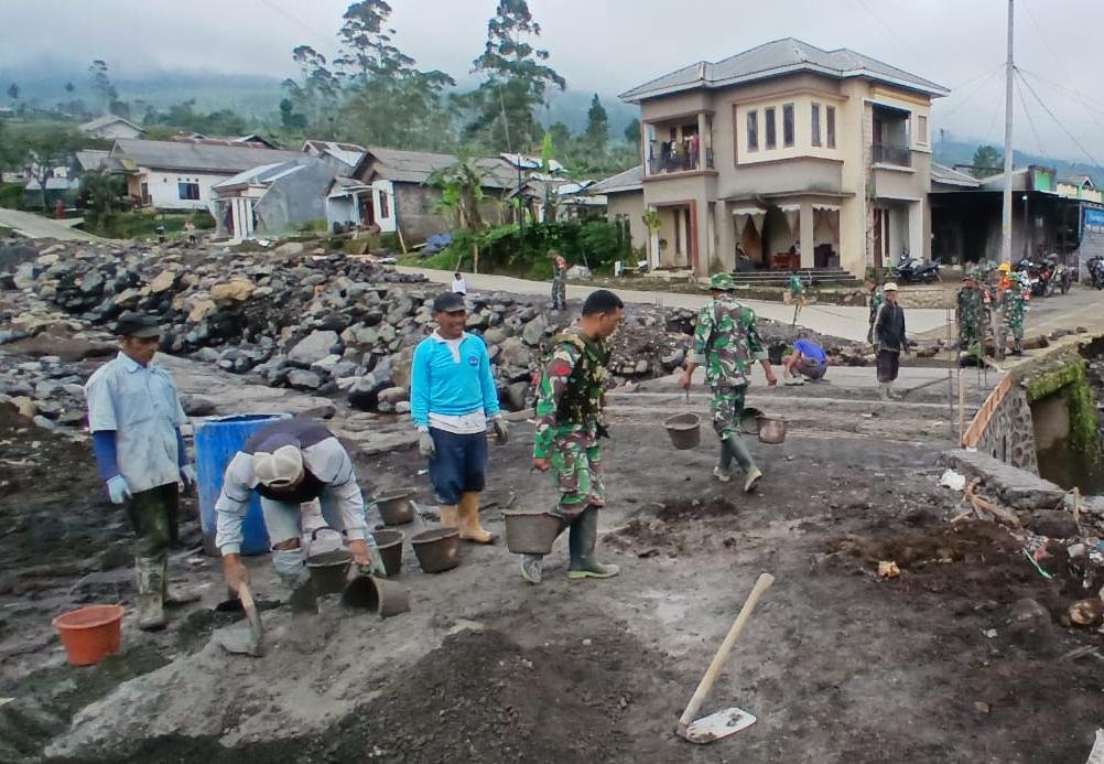 Dikebut !! Pembangunan Jembatan Armco Sungai Penakir Pemalang Bukti Sinergitas Baik Antara Warga dan Anggota TNI AD