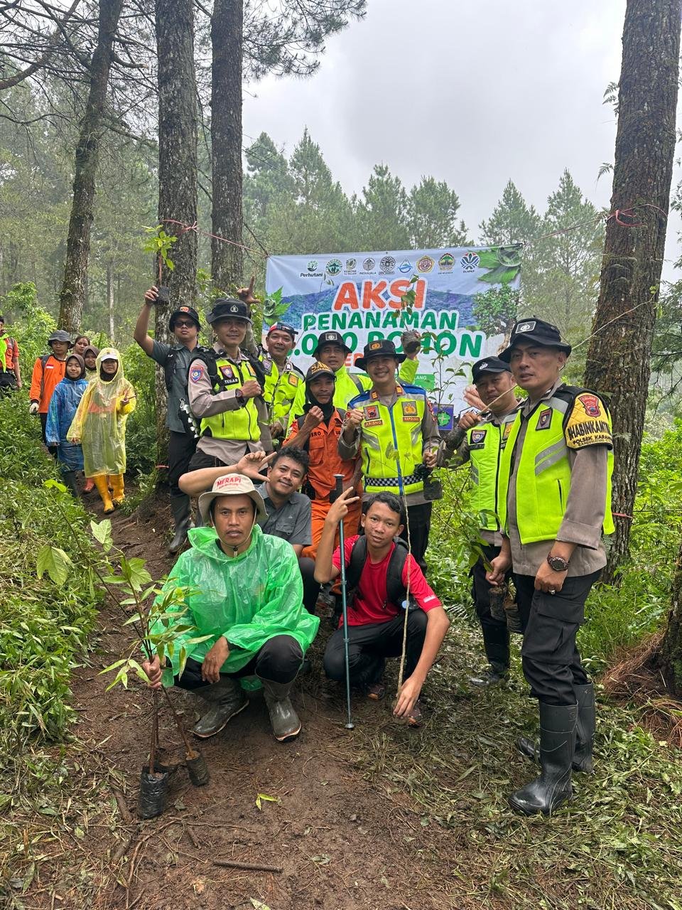 Polsek Karangreja Ikuti Aksi Penanaman 5.000 Pohon di Gunung Malang