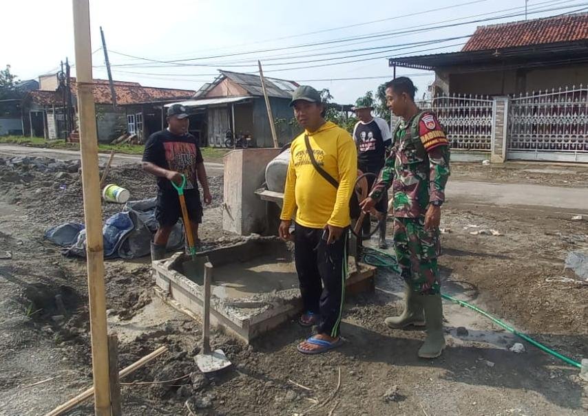 Babinsa Tambak Rejo Pantau Langsung dan Dampingi Progres Pembangunan Koperasi Desa Kelurahan Merah Putih