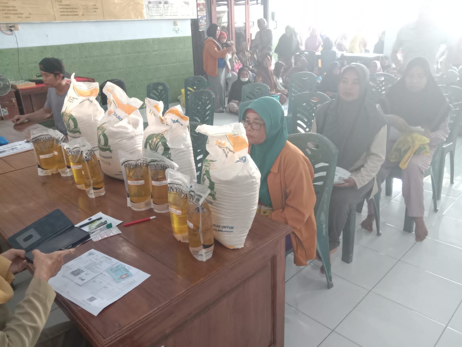 Masyarakat Kelurahan Bojongbata Pemalang Terima Bantuan Beras dan Minyak