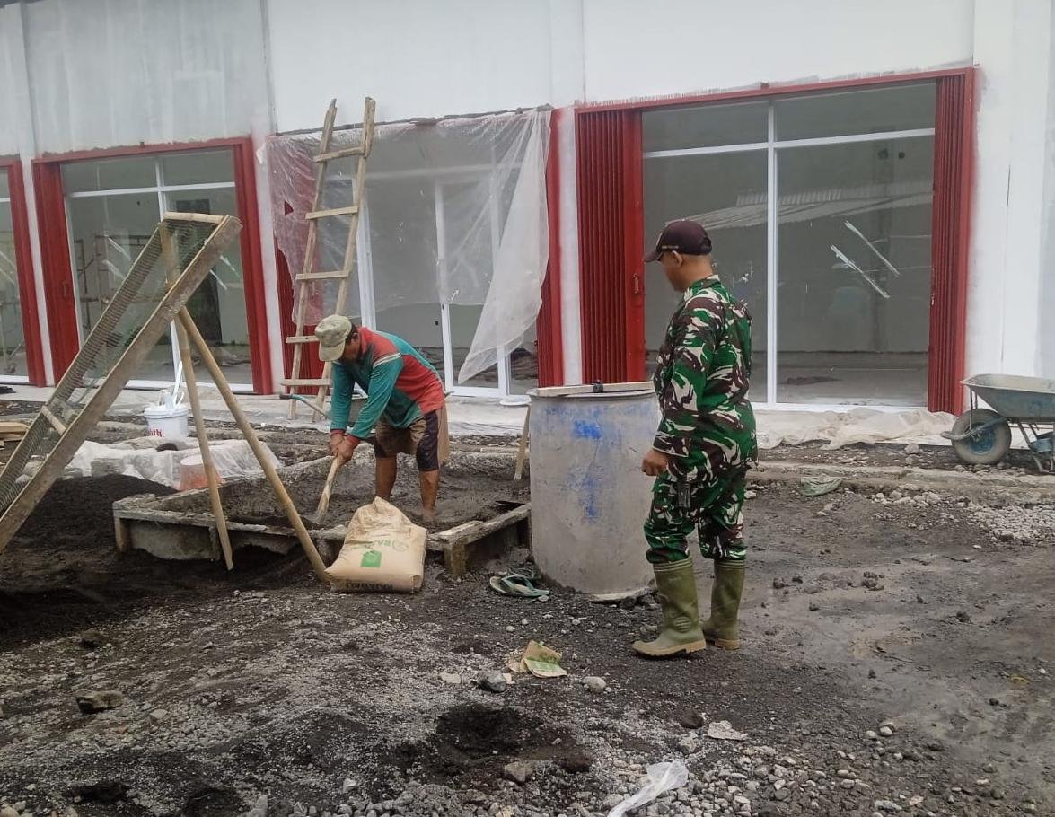 Babinsa Peguyangan Pemalang Pantau Langsung Progres Pembangunan Koperasi Desa Kelurahan Merah Putih