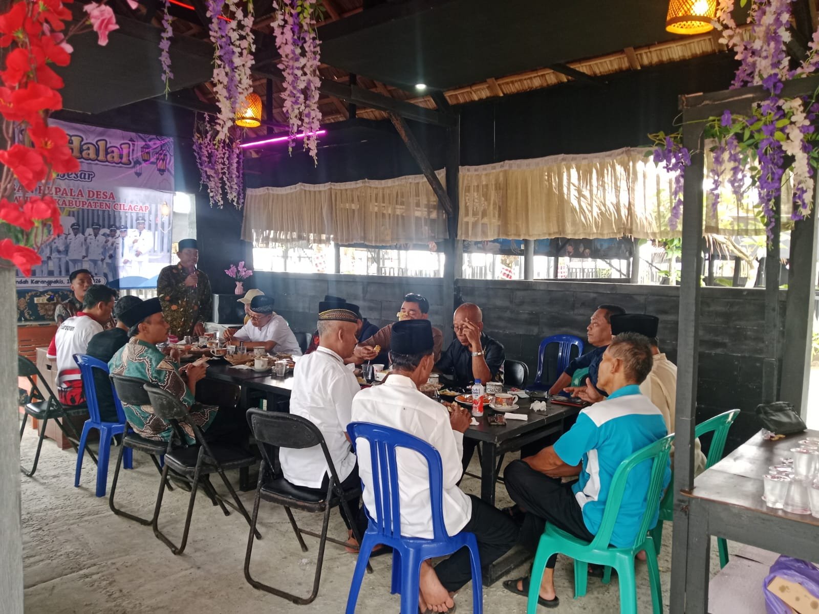 Silaturahmi Kepala Desa Nusawungu Terjalin Hangat dalam Halal Bihalal di Pantai Singkil Indah