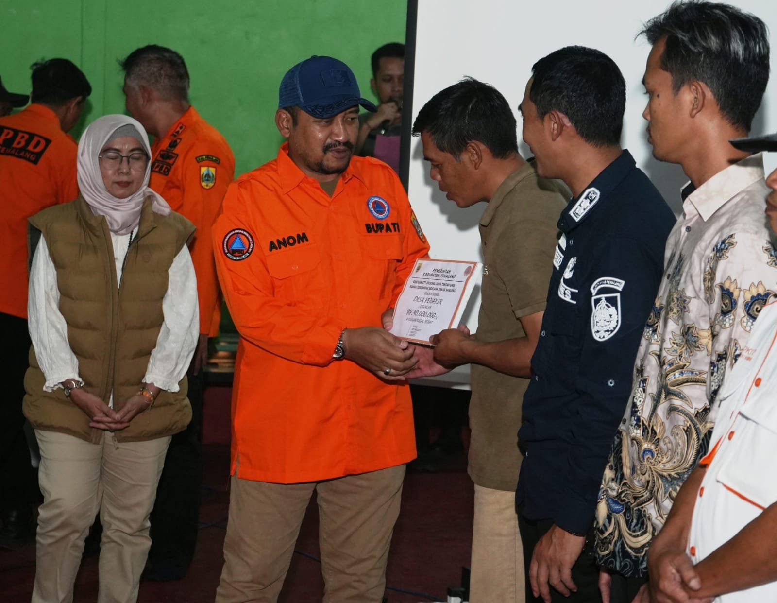 Bupati Pemalang Apresiasi 18 Relawan BPBD, Serahkan Bantuan BTT untuk Korban Bencana