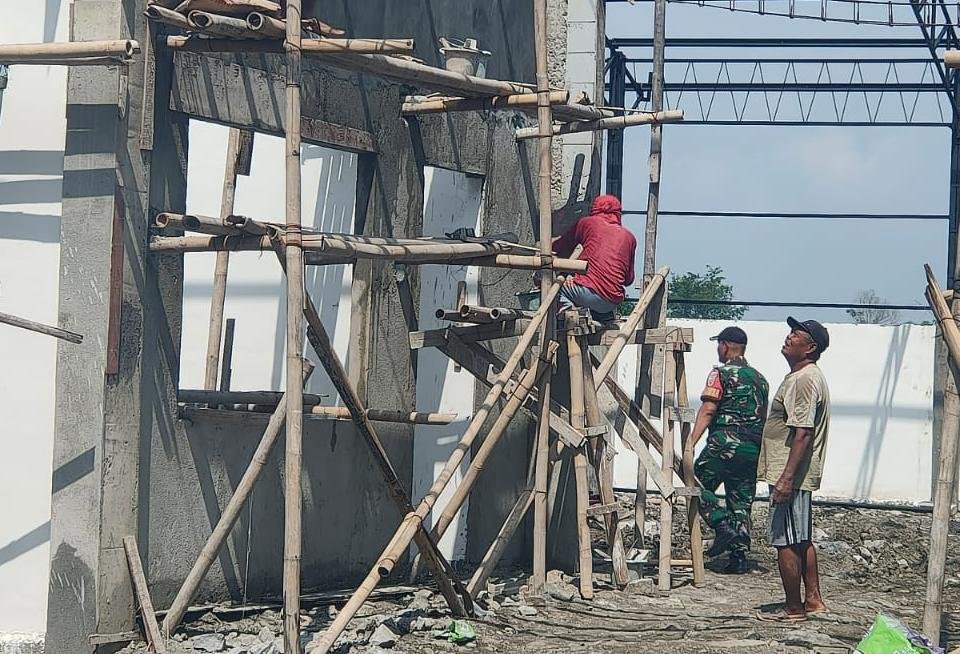 Babinsa Kelurahan Widuri Pemalang Pantau Dan Terus Kawal Pembangunan Koperasi Desa Kelurahan Merah Putih