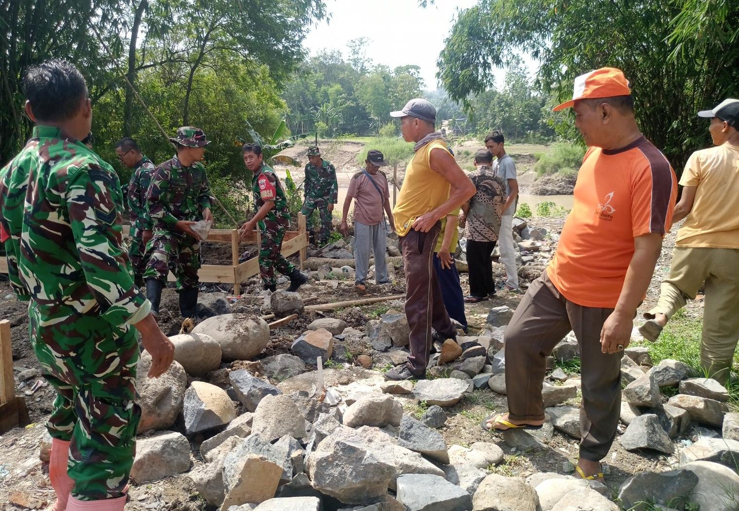 Sinergi TNI dan Warga Percepat Pembangunan Jembatan Gantung Garuda di Sungai Comal