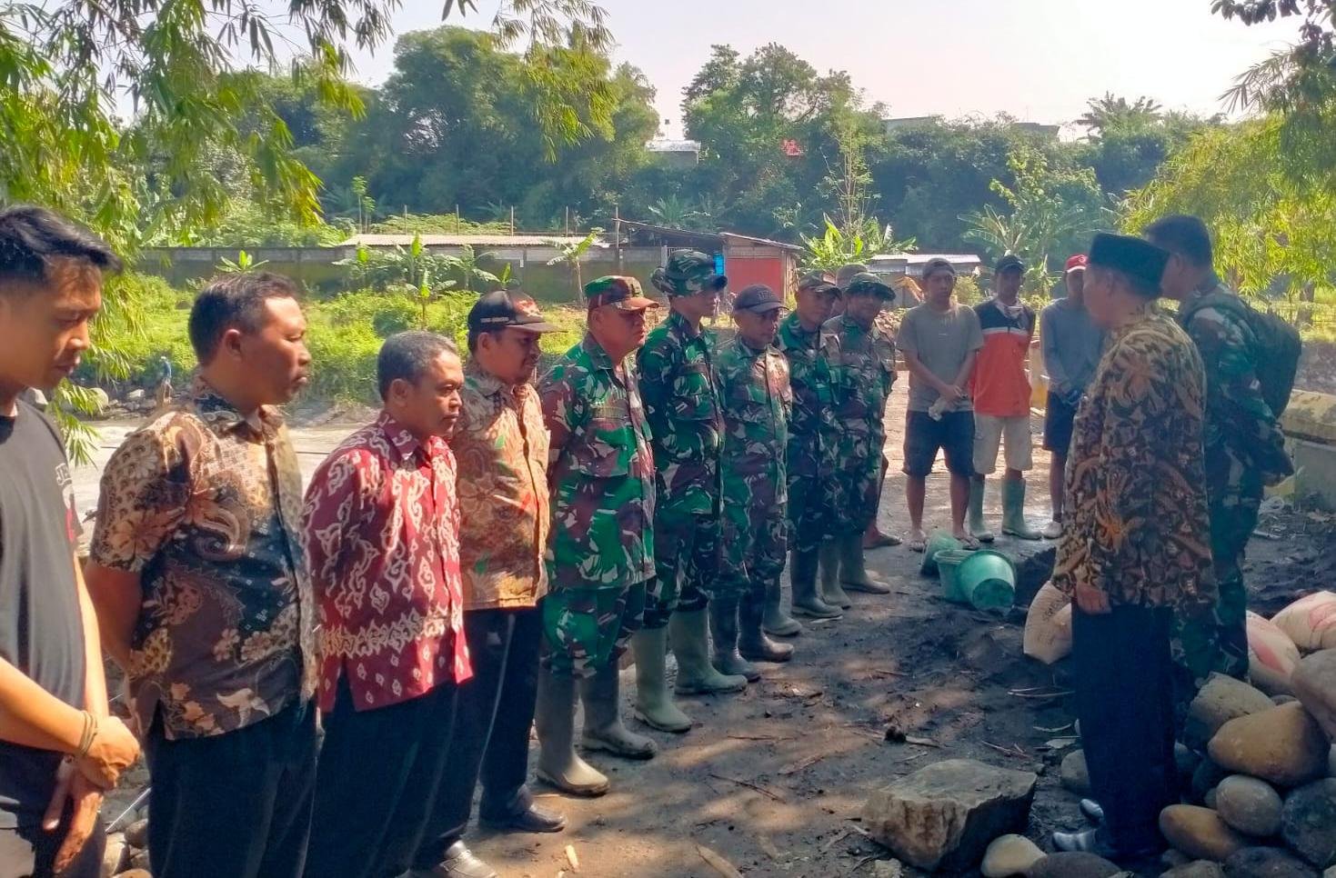 Gotong Royong TNI dan Warga Sikasur Percepat Pembangunan Pondasi Jembatan Garuda