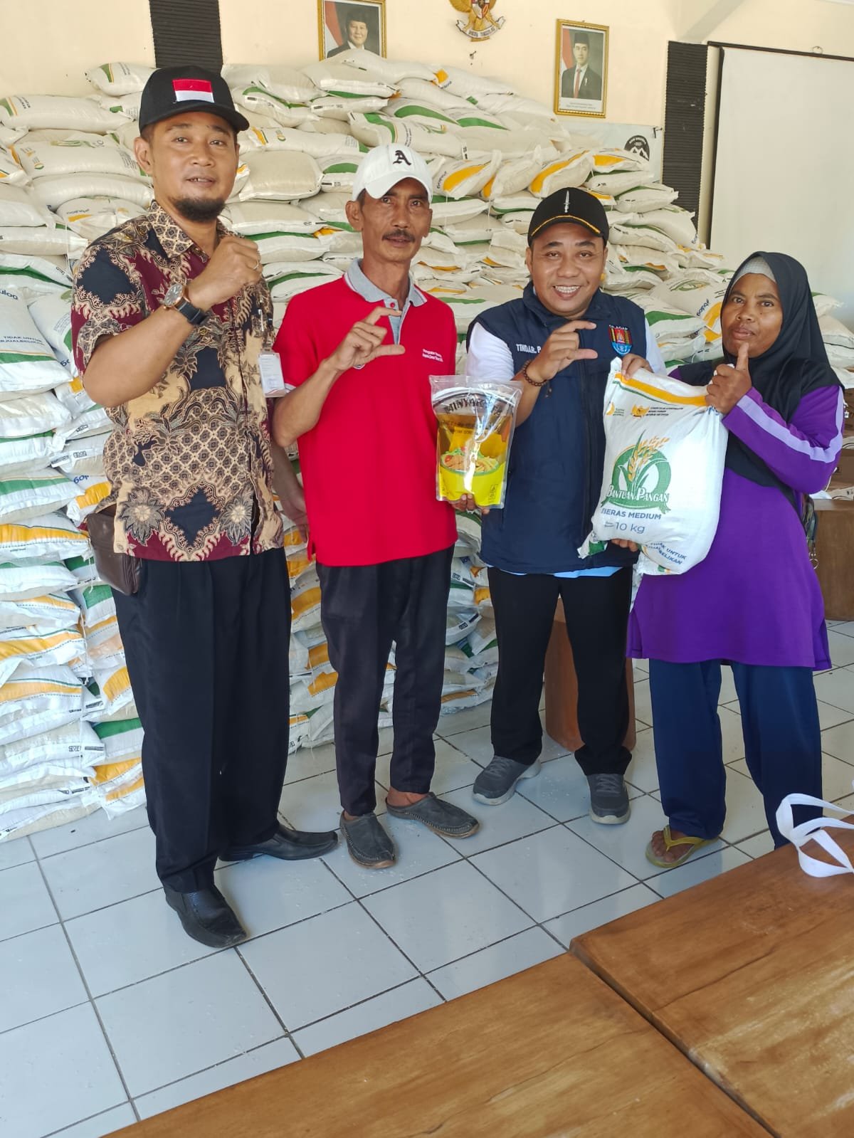 PENYALURAN BANTUAN PANGAN TAHAP KETIGA DI BALAI DESA BANTARMANGU KECAMATAN CIMANGGU, DIPERUNTUKKAN UNTUK BULAN FEBRUARI DAN MARET 2026   