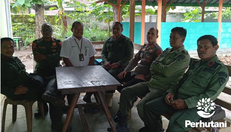 Silaturahmi Dan Koordinasi Terjalin Baik Antara Perhutani KPH Pemalang Dengan Polsek Bantarbolang Guna Perkuat Sinergi Cegah Gangguan Keamanan Hutan