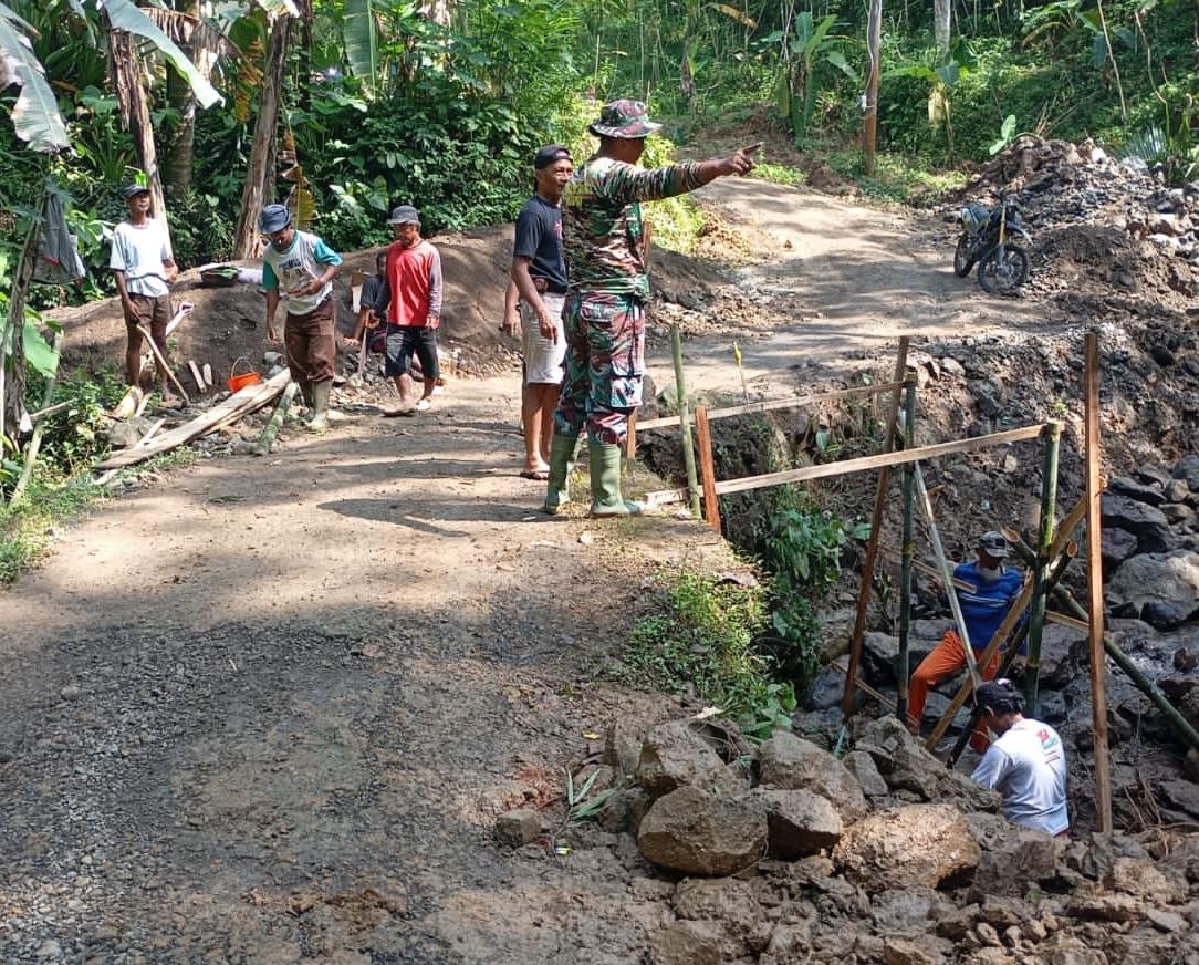 Warga Desa SiKasur Bersama TNI Kodim 0711/Pemalang Bekerjasama Bangun Jembatan Garuda
