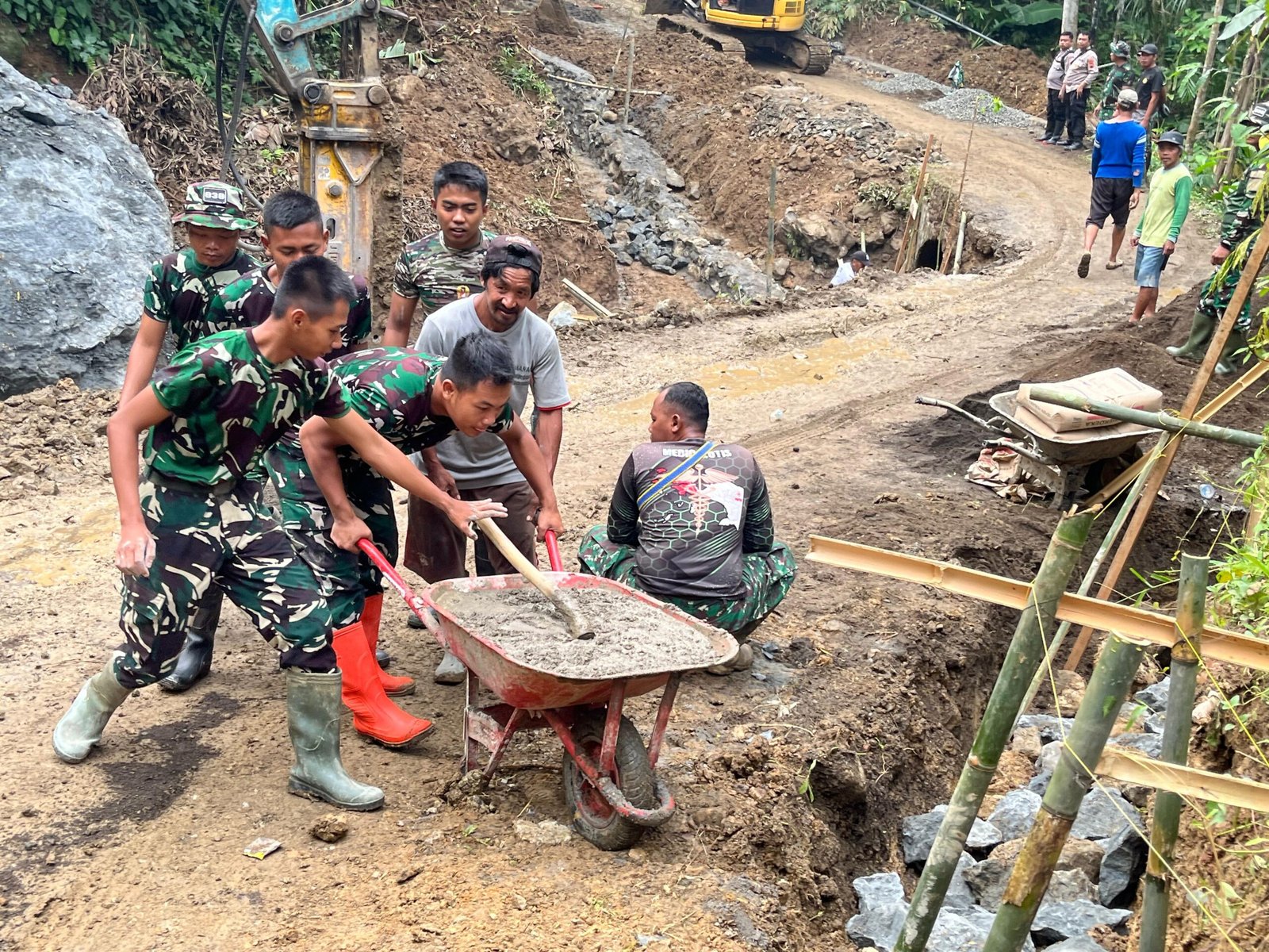 Sinergi TNI-Polri dan Warga Percepat Pondasi Pelebaran Jalan TMMD di Krangean