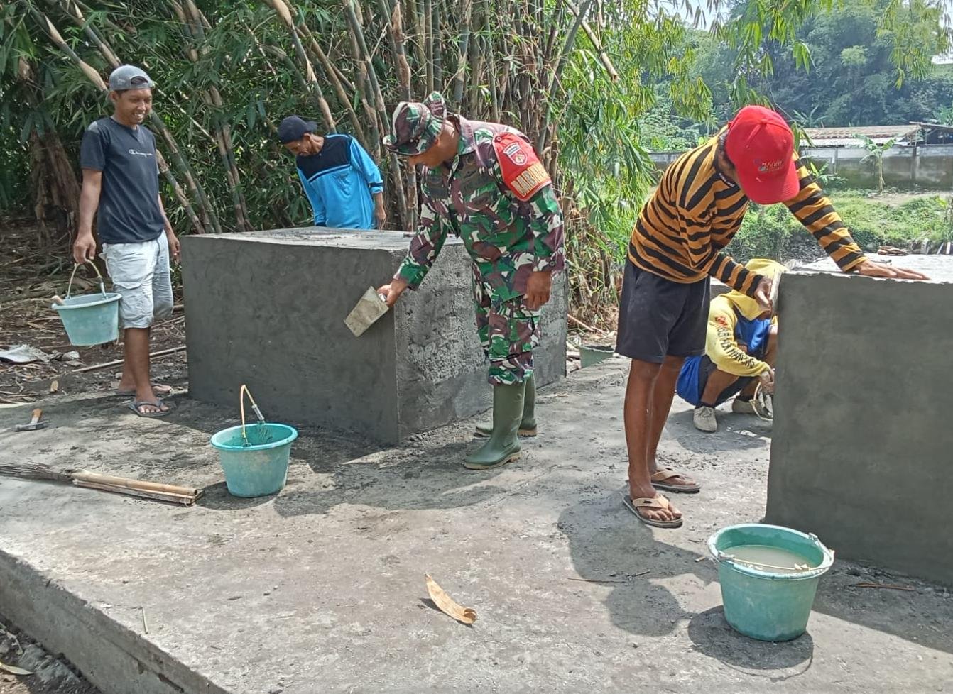 Pengerjaan Anchor Block Jembatan Garuda, Kodim 0711/Pemalang Bersama Warga Perkuat Infrastruktur Desa