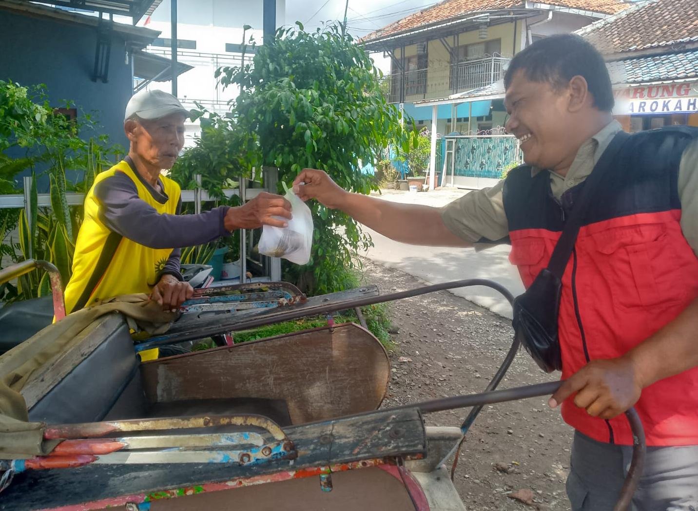 Jumat Berkah di Hari Buruh, Bang Ramsus Jurnalis Sindonewsjateng.com Tebar Kepedulian Lewat Nasi Bungkus untuk Kaum Dhuafa 