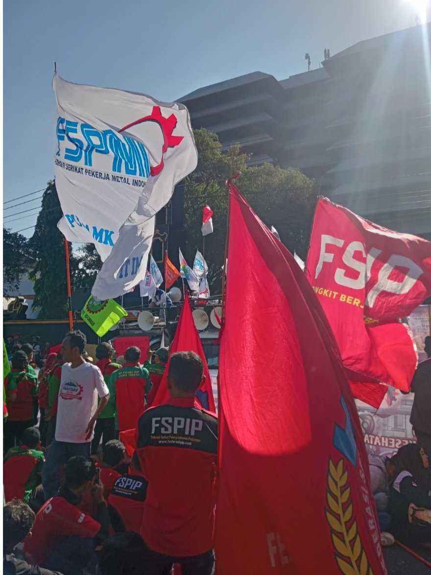 Ribuan Buruh dan Mahasiswa Geruduk Kantor Gubernur Jateng di Peringatan May Day 2026