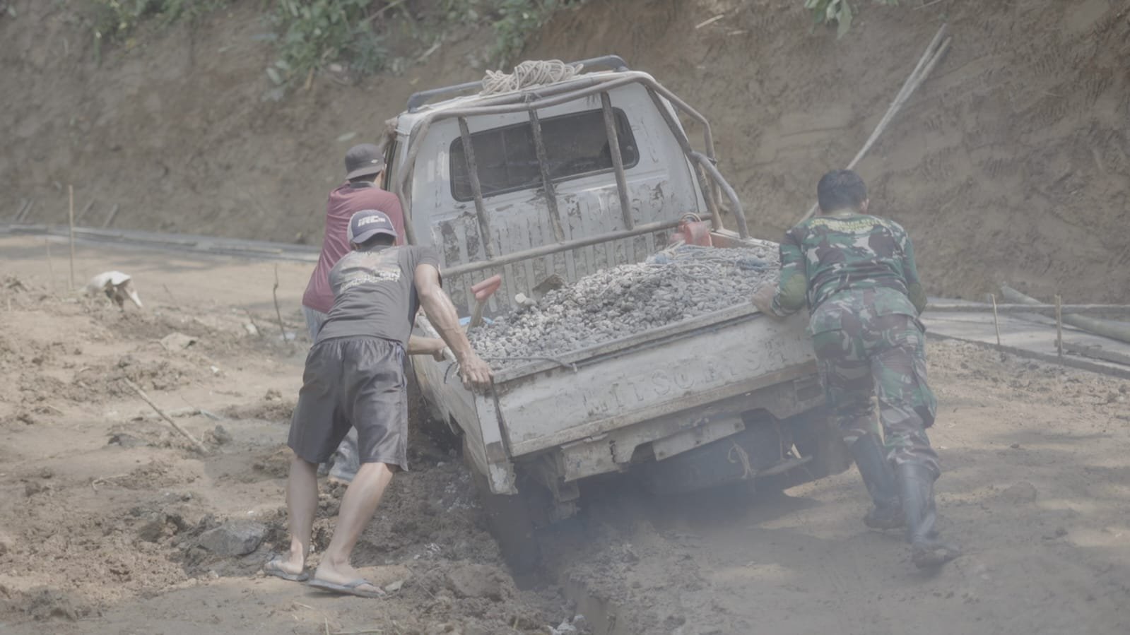 TMMD Purbalingga Hadapi Medan Ekstrem, TNI dan Warga Kompak Evakuasi Mobil Material