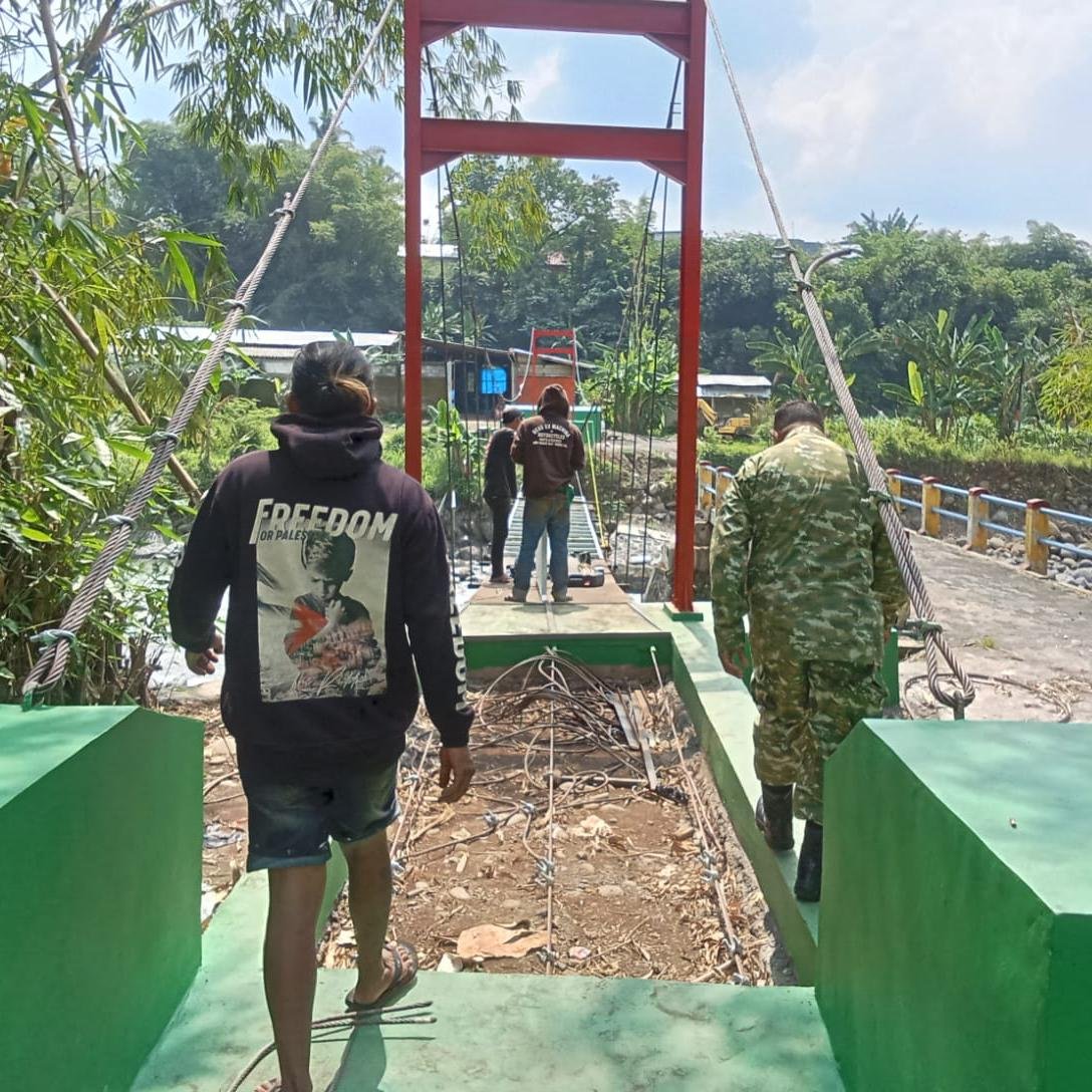 Tahap Pemasangan Hanger dan Gelagar Jembatan Garuda, TNI dan Warga Sikasur Perkuat Gotong Royong