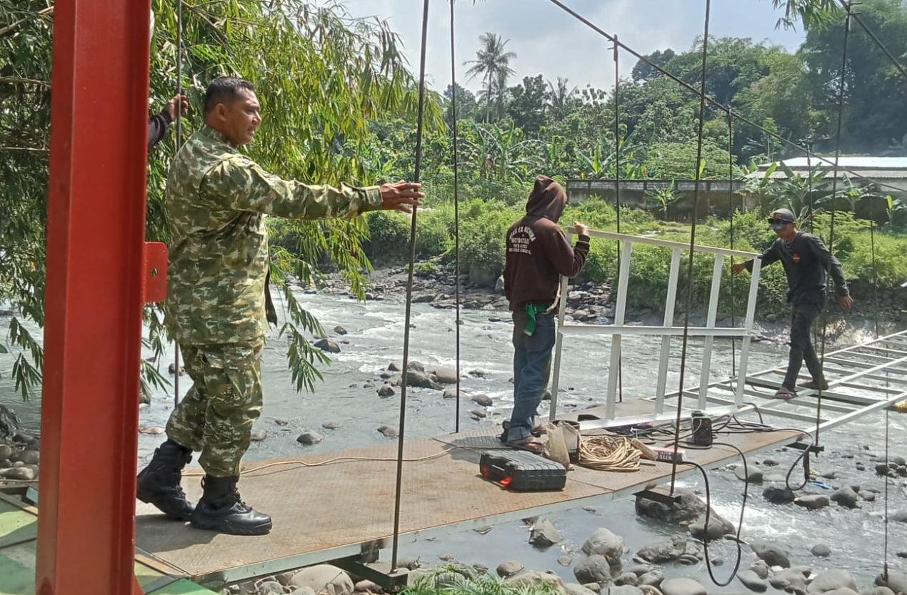Tahap Pemasangan Hanger dan Gelagar Jembatan Garuda Dilaksanakan TNI AD Kodim 0711/ Bersama Warga