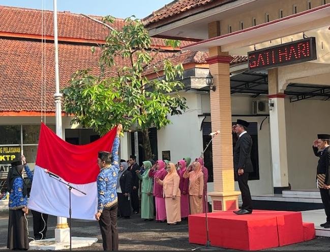 Camat Nusawungu Pimpin Upacara Hari Kebangkitan Nasional ke-118 dengan Khidmat