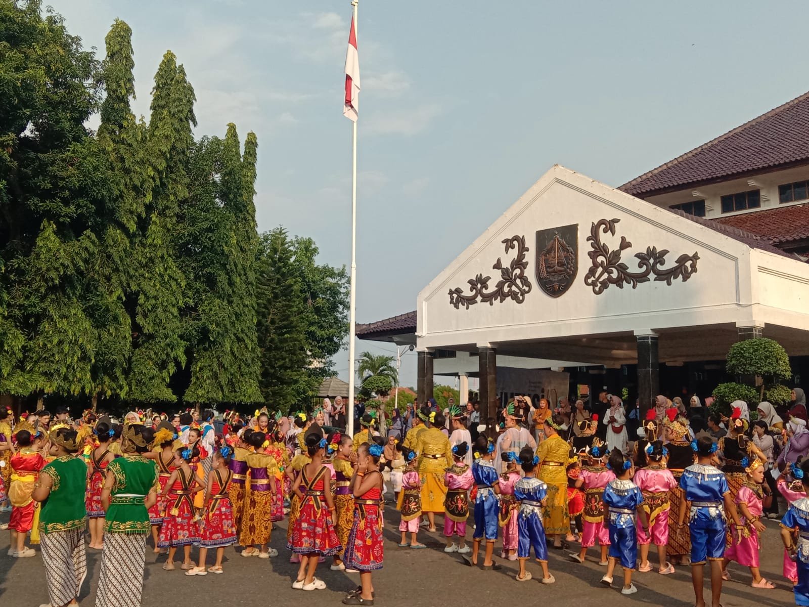 DIMENSI 10 SANGGAR SENI DIWANGKARA PEMALANG, RATUSAN PENARI IKUTI UJI KOMPETENSI DAN PELESTARIAN BUDAYA NUSANTARA