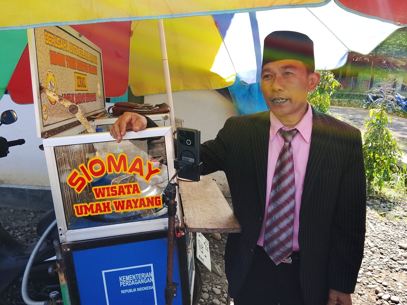 KAKI SUKEDI, Pedagang Siomay Parlente dari Purbalingga yang Viral Berkat Gaya Nyentrik dan Gemar Bersedekah
