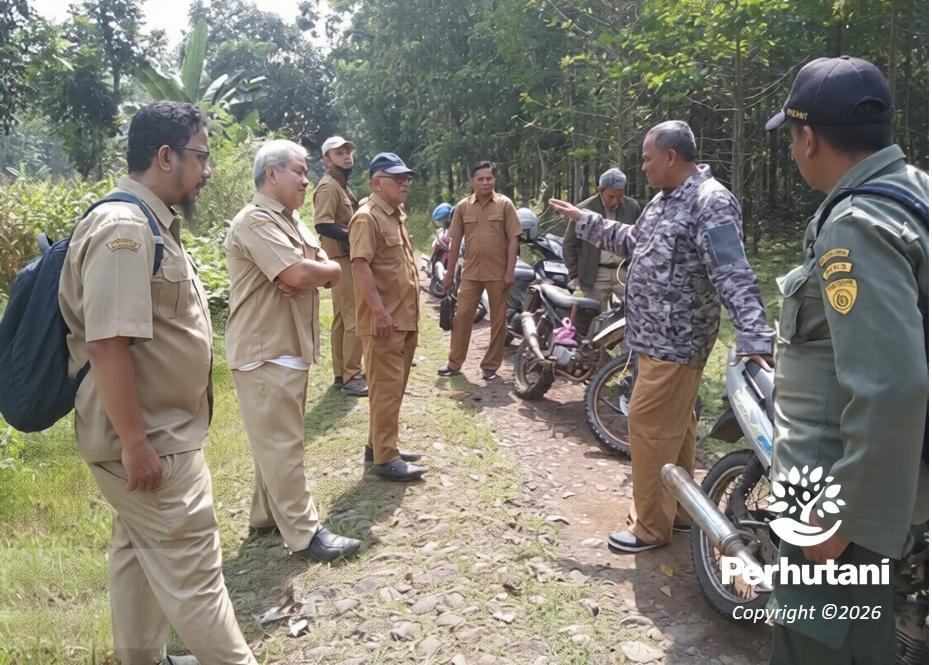 Tim Perhutani KPH Kabupaten Pemalang Laksanakan Cek Lapangan Akses Ke Tempat Pembuangan Sampah Terpadu Desa Lenggerong